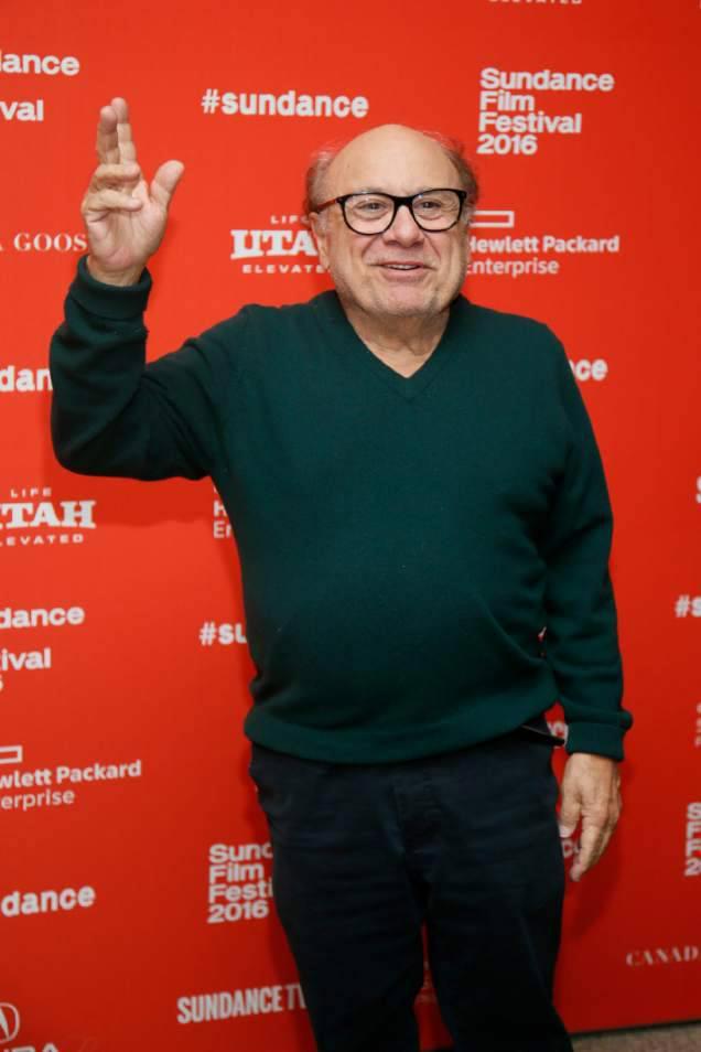 is danny devito a dwarf