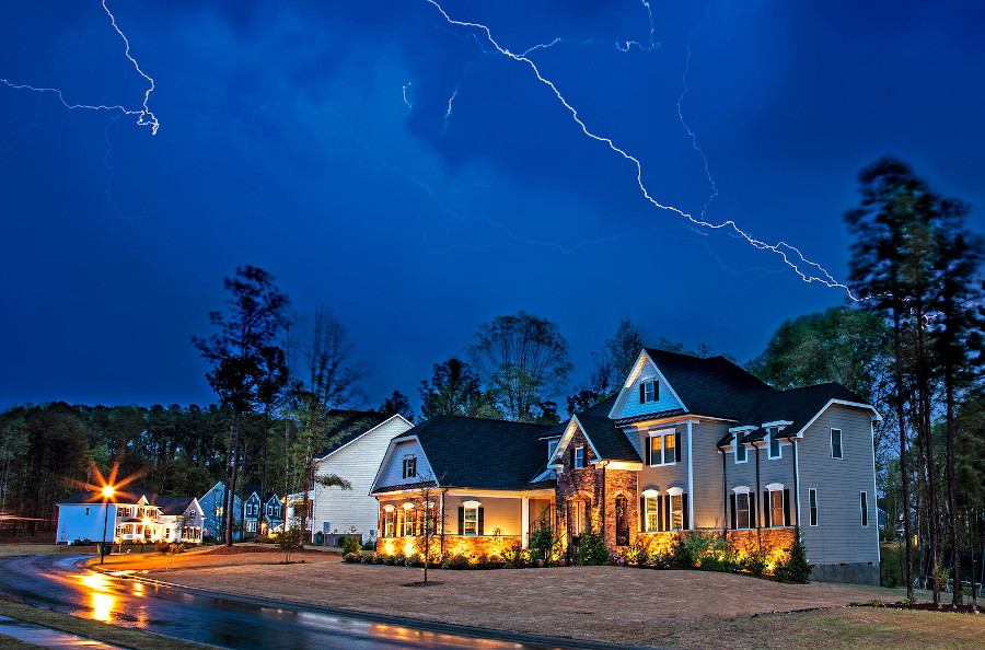 lightning strike house 1674820611