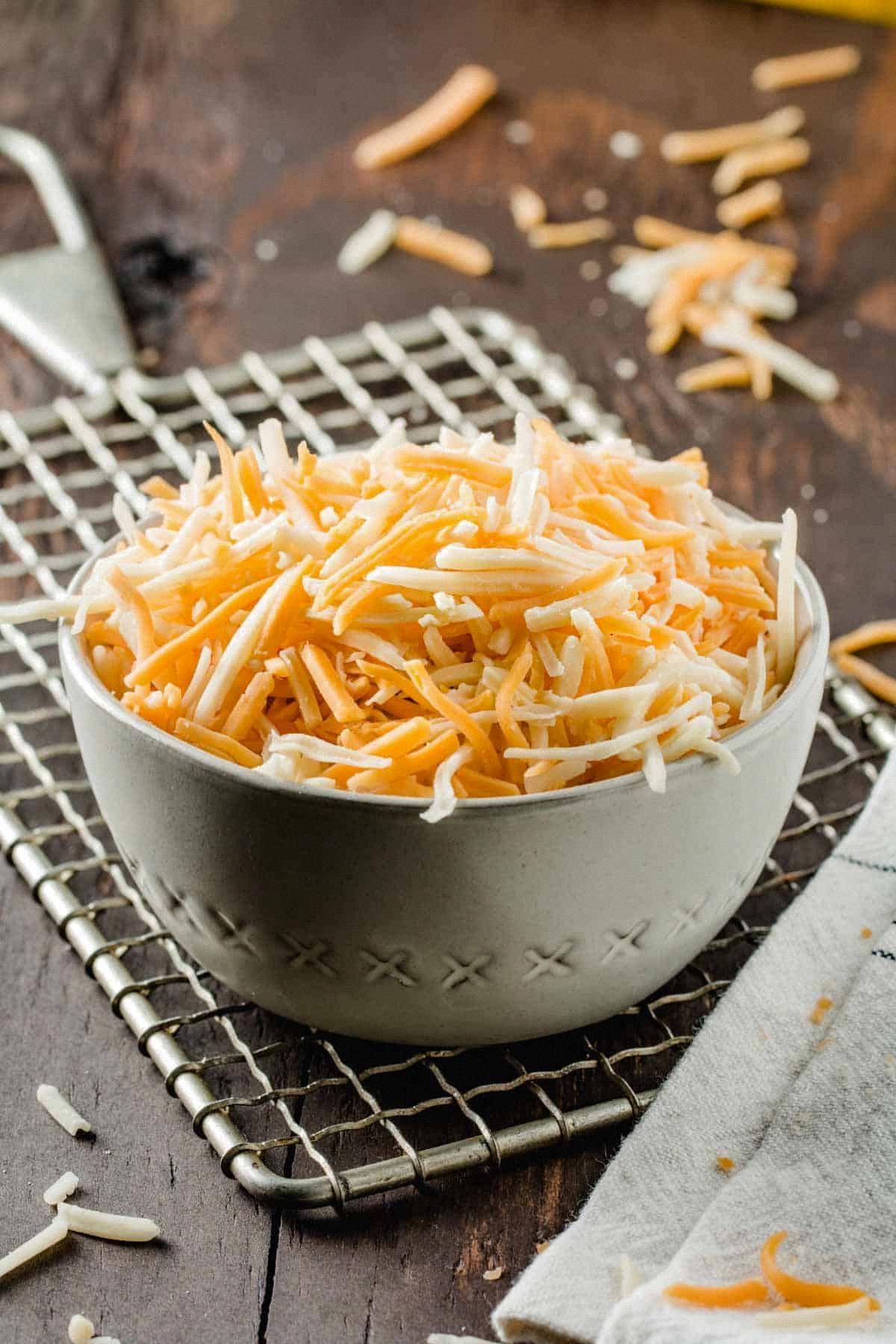 does shredded cheese have sawdust in it