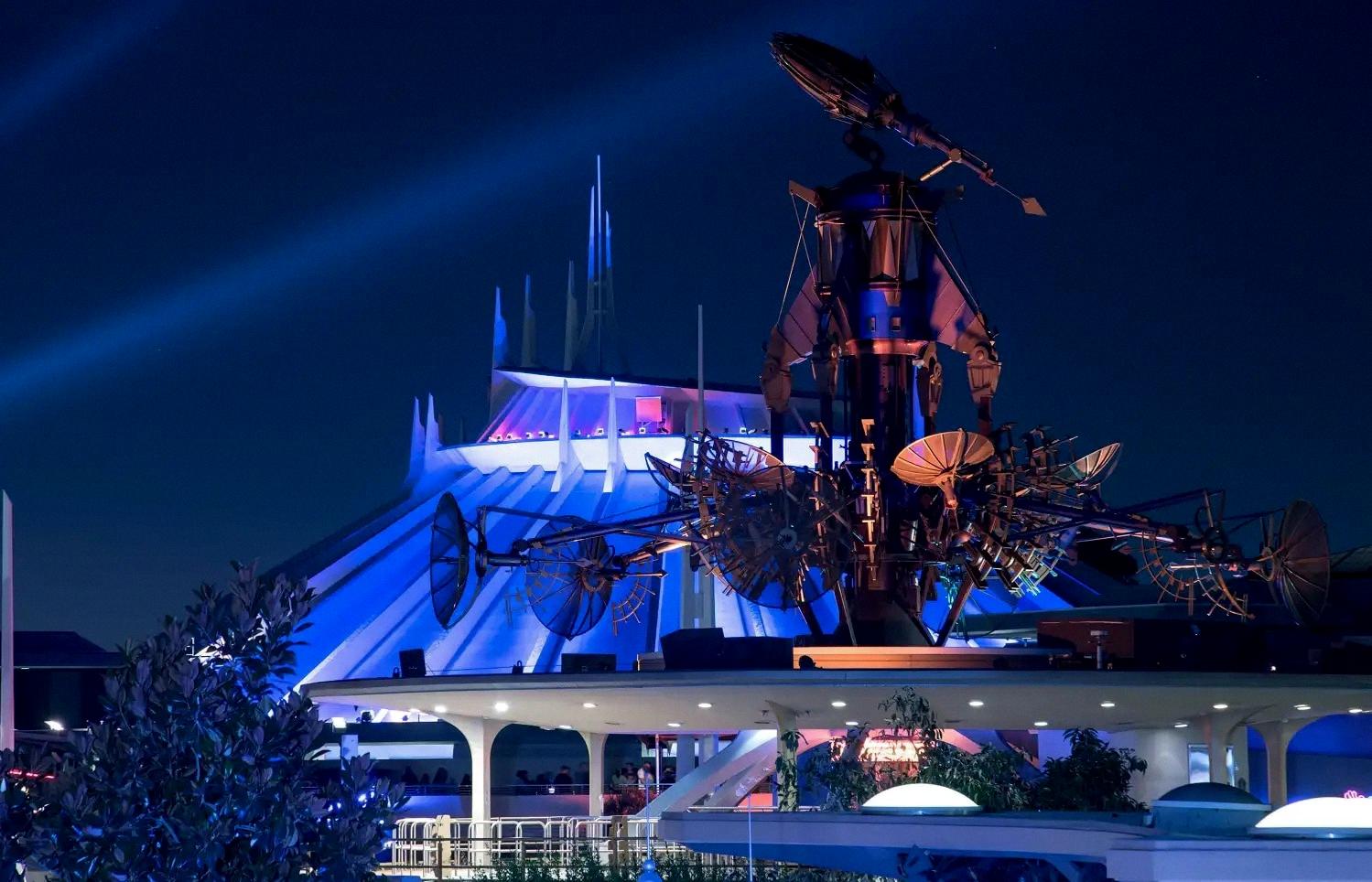 does space mountain go upside down
