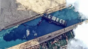 does the suez canal have locks 1 1