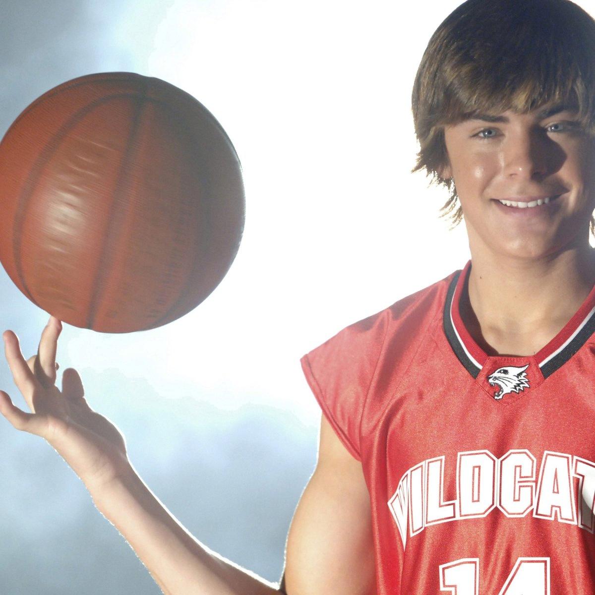 does zac efron sing in high school musical