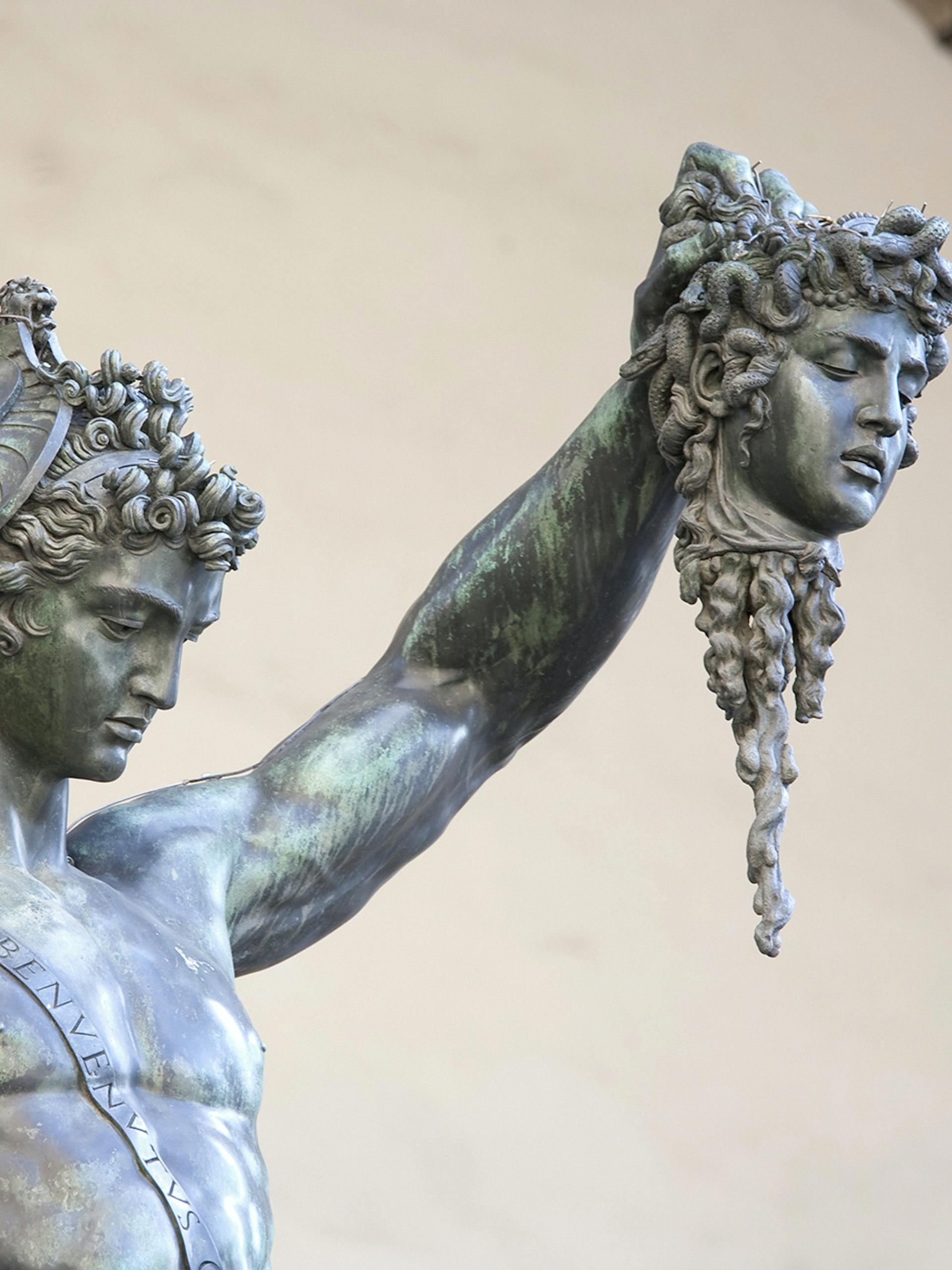 how did perseus kill medusa with hermes