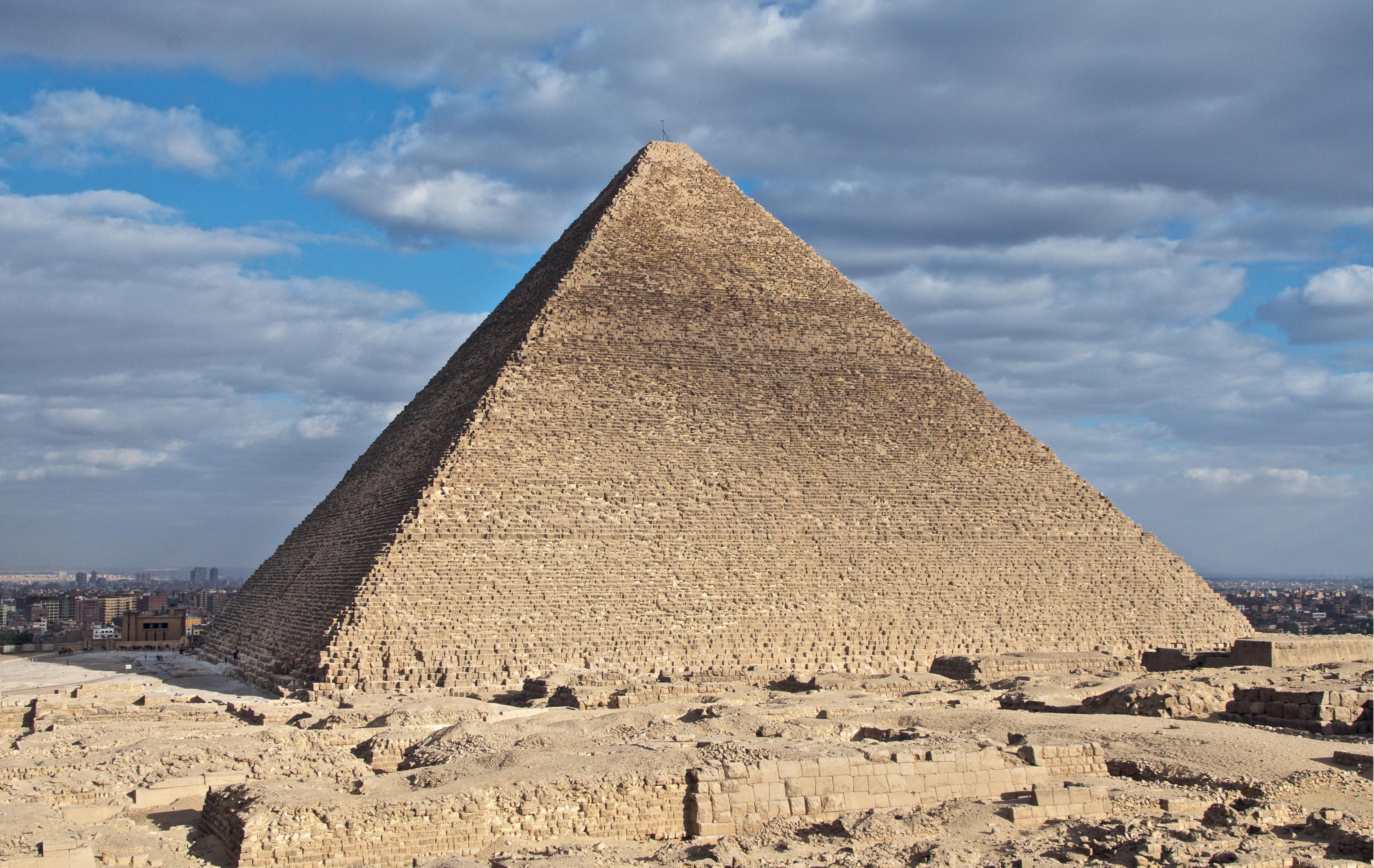how many workers built the pyramids of giza