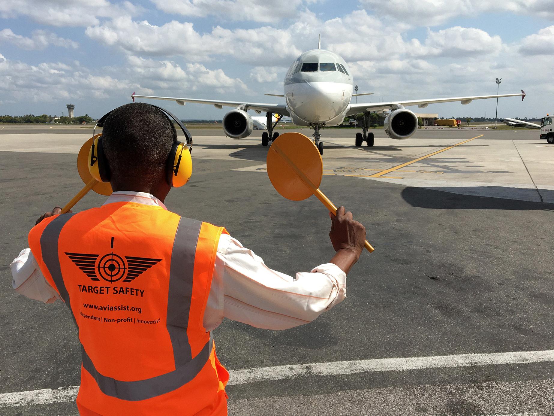 how much does an aircraft marshaller make