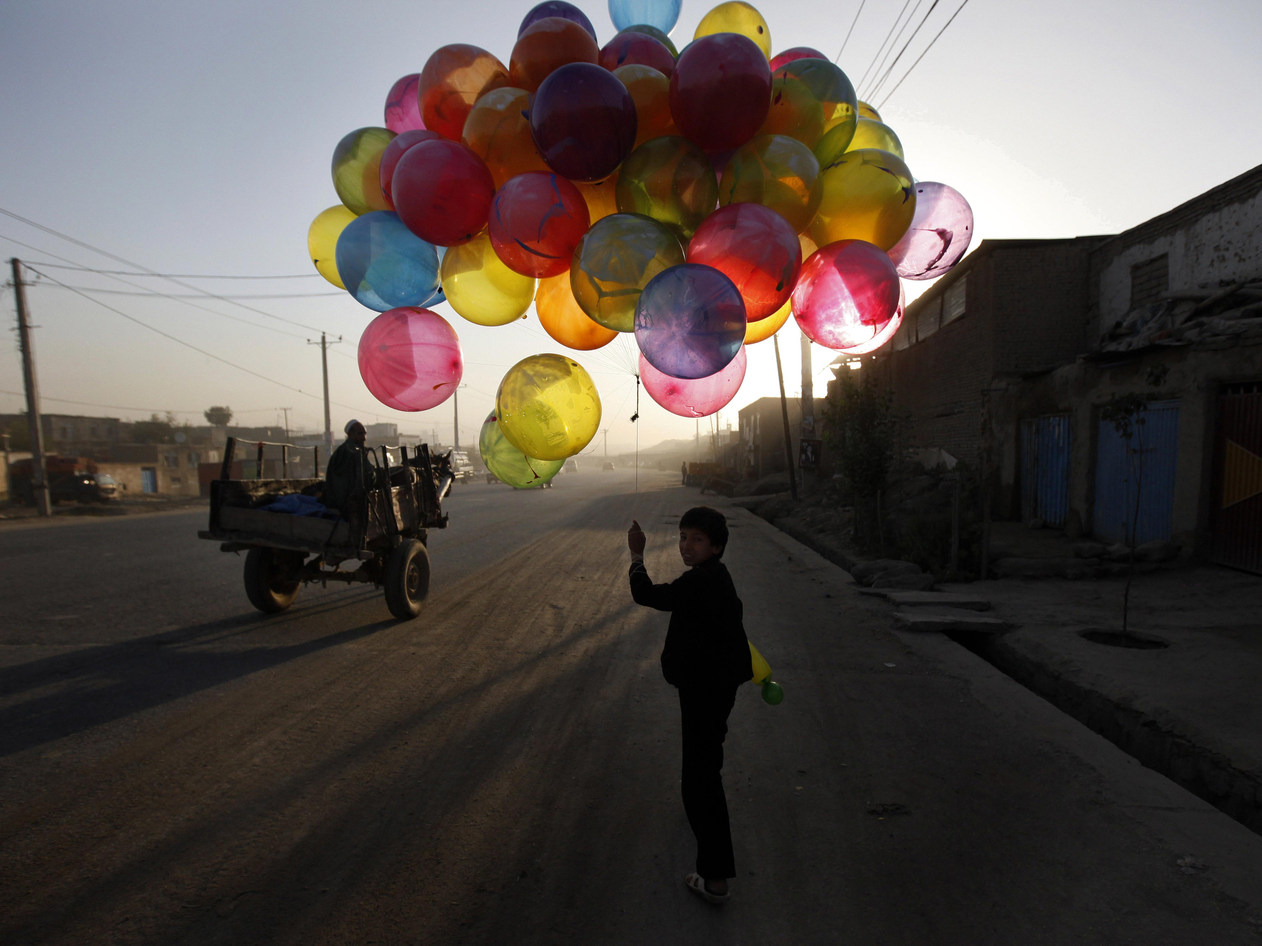 how to make balloons float without helium