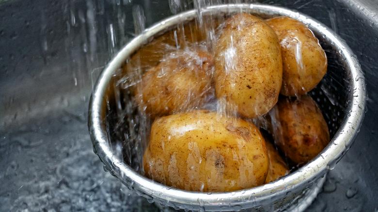 how to wash potatoes