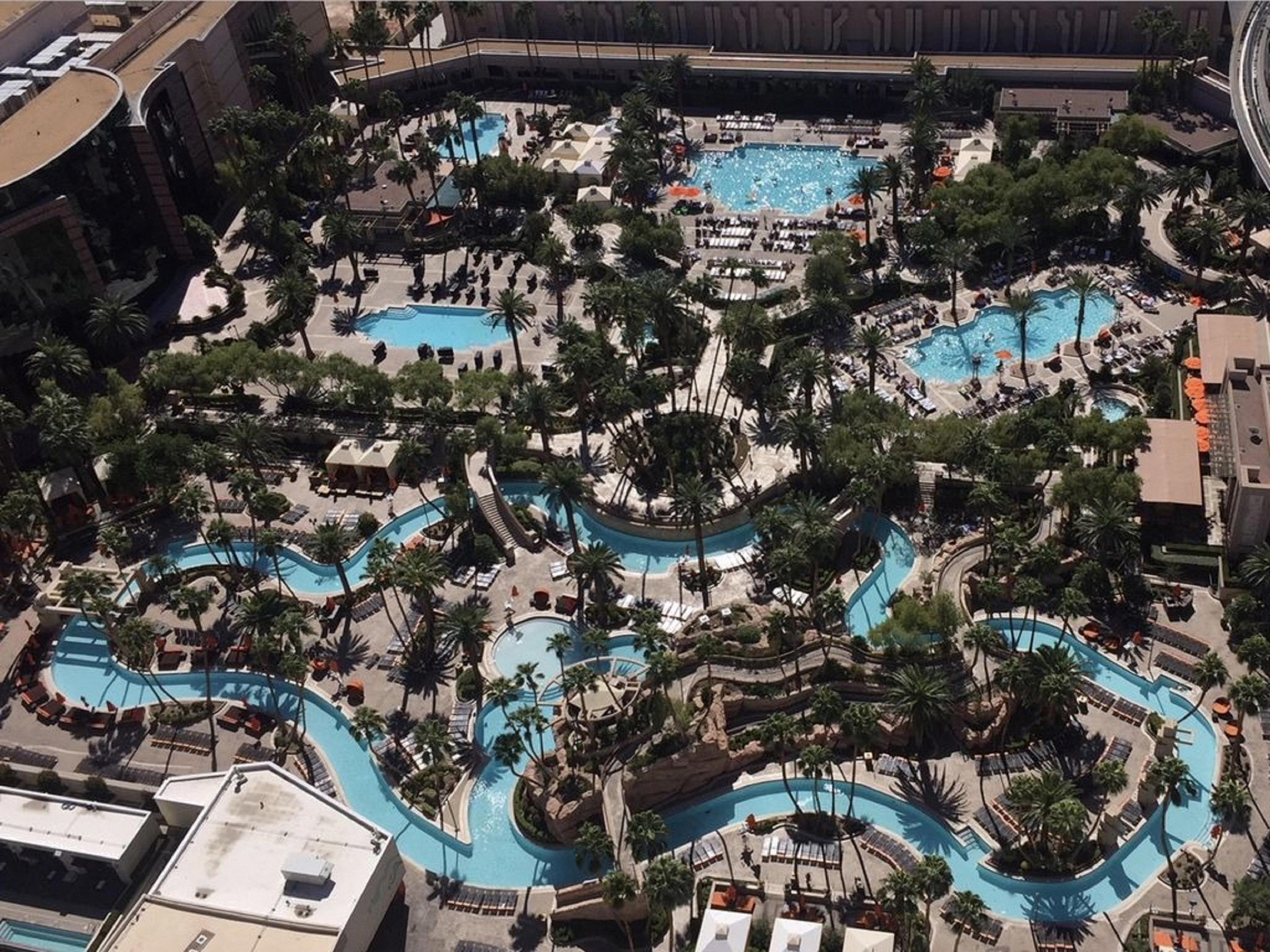 mandalay bay pool hours