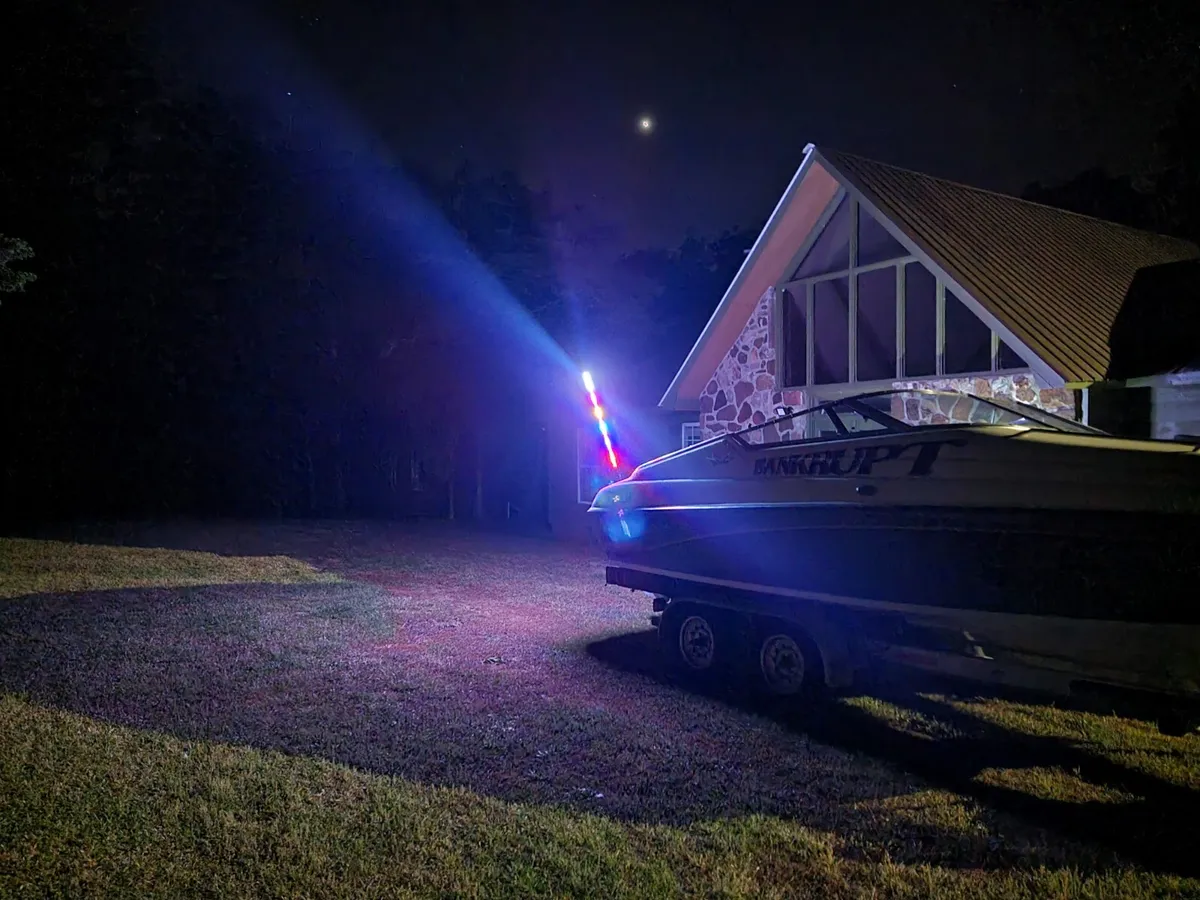 The Crucial White Light of a Boat's Sternlight