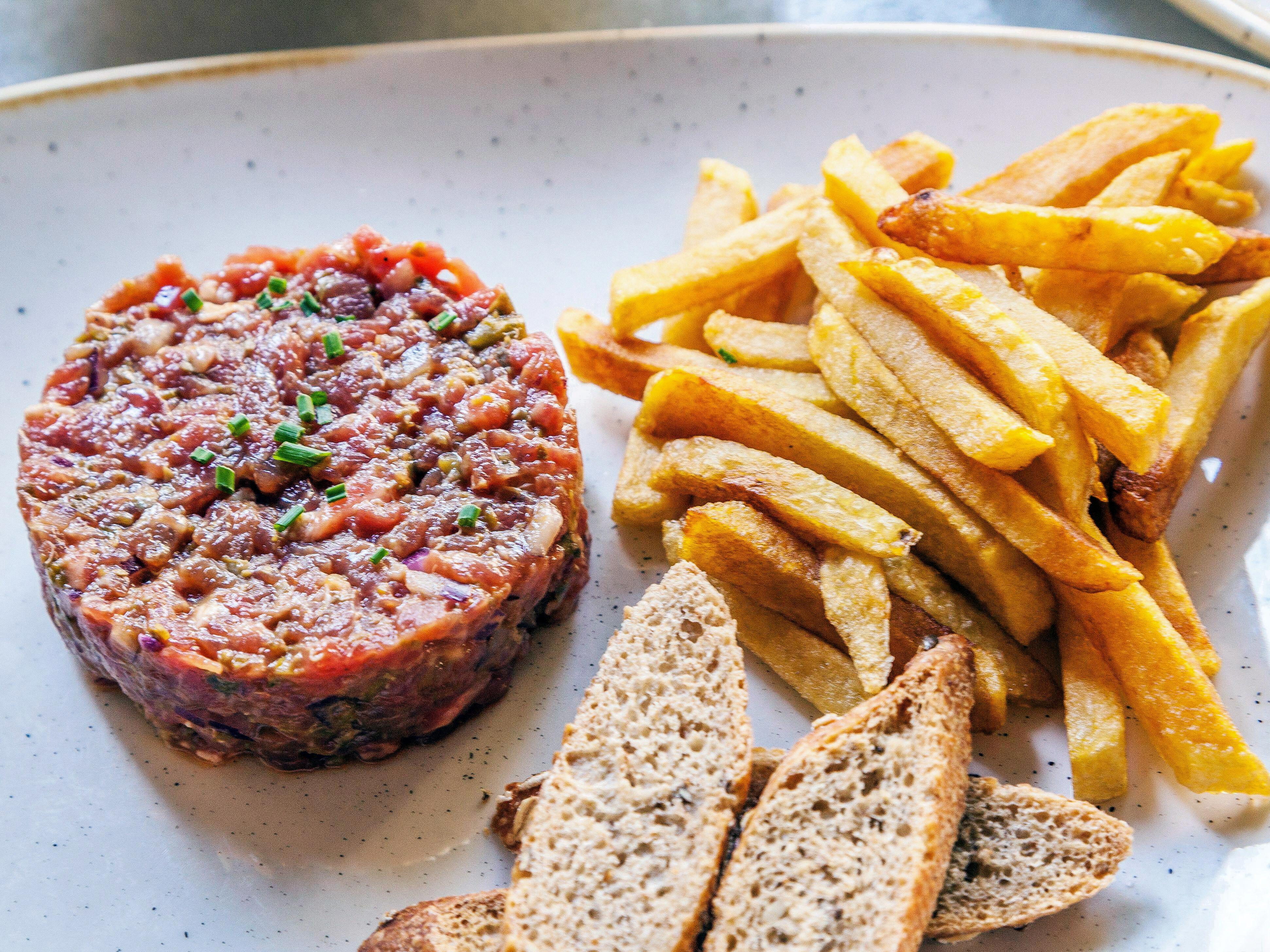 what does steak tartare taste like