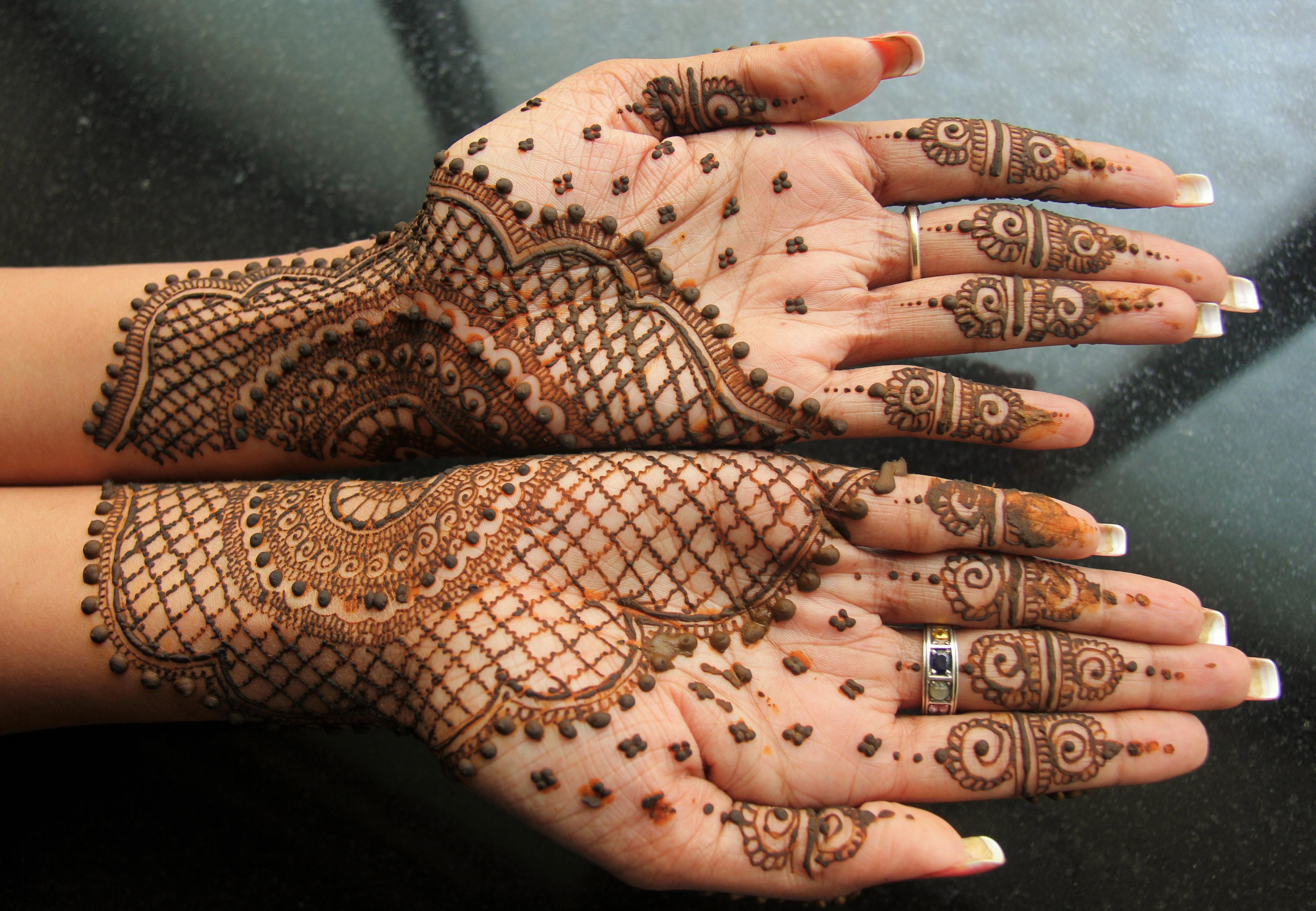 what is henna made of