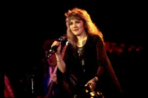 when did stevie nicks join fleetwood mac 1 1